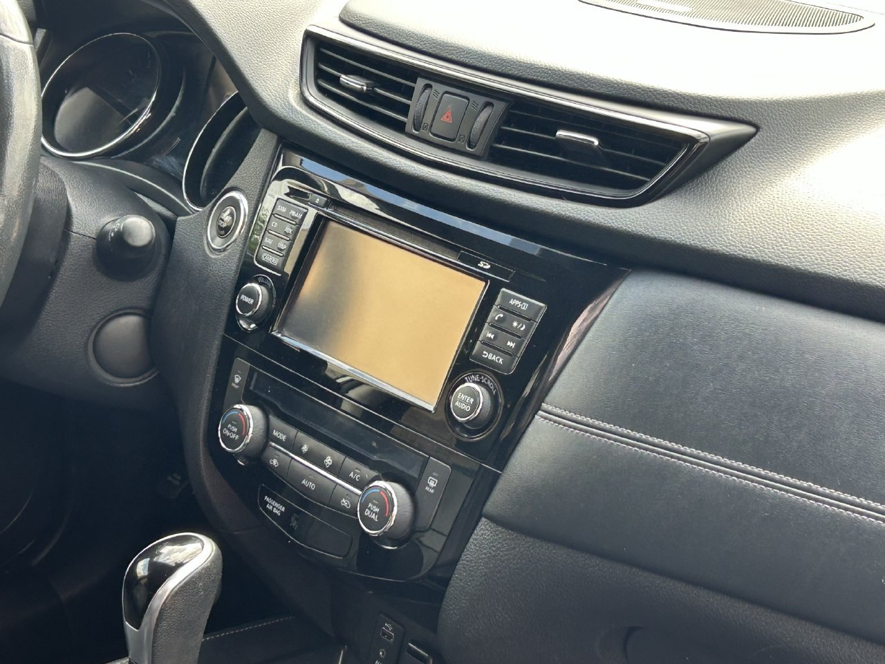 Used 2017 Nissan Rogue SL w/ SL Premium Package FWD image 9