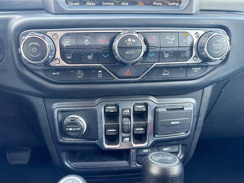 Used 2022 Jeep Wrangler Unlimited Sahara w/ Cold Weather Group AWD/4WD image 17