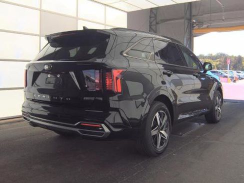 Used 2021 Kia Sorento S FWD image 2