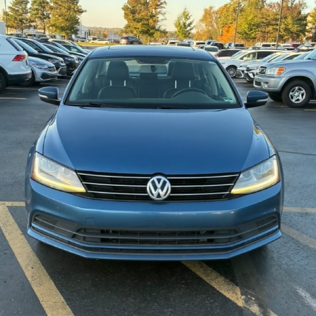 Used 2017 Volkswagen Jetta SE FWD image 2