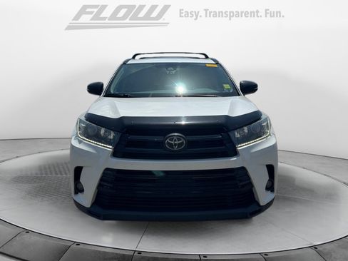 Used 2019 Toyota Highlander SE w/ Nightshade Edition AWD/4WD image 2