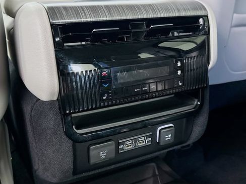 Used 2023 Jeep Wagoneer Series III w/ Rear Seat Video Group 1 AWD/4WD image 27