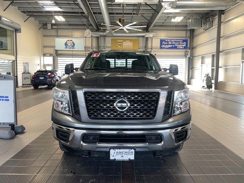 Used 2019 Nissan Titan SV w/ SV Convenience Package image 2