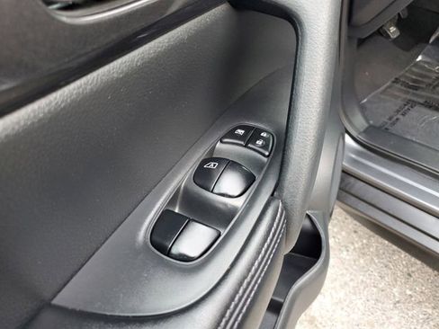 Used 2017 Nissan Rogue SV image 17