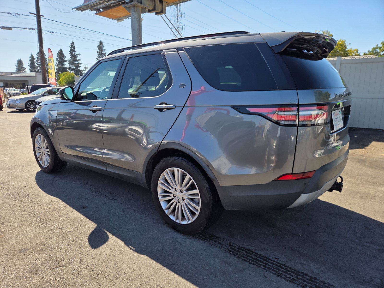 Used 2017 Land Rover Discovery HSE AWD/4WD image 2