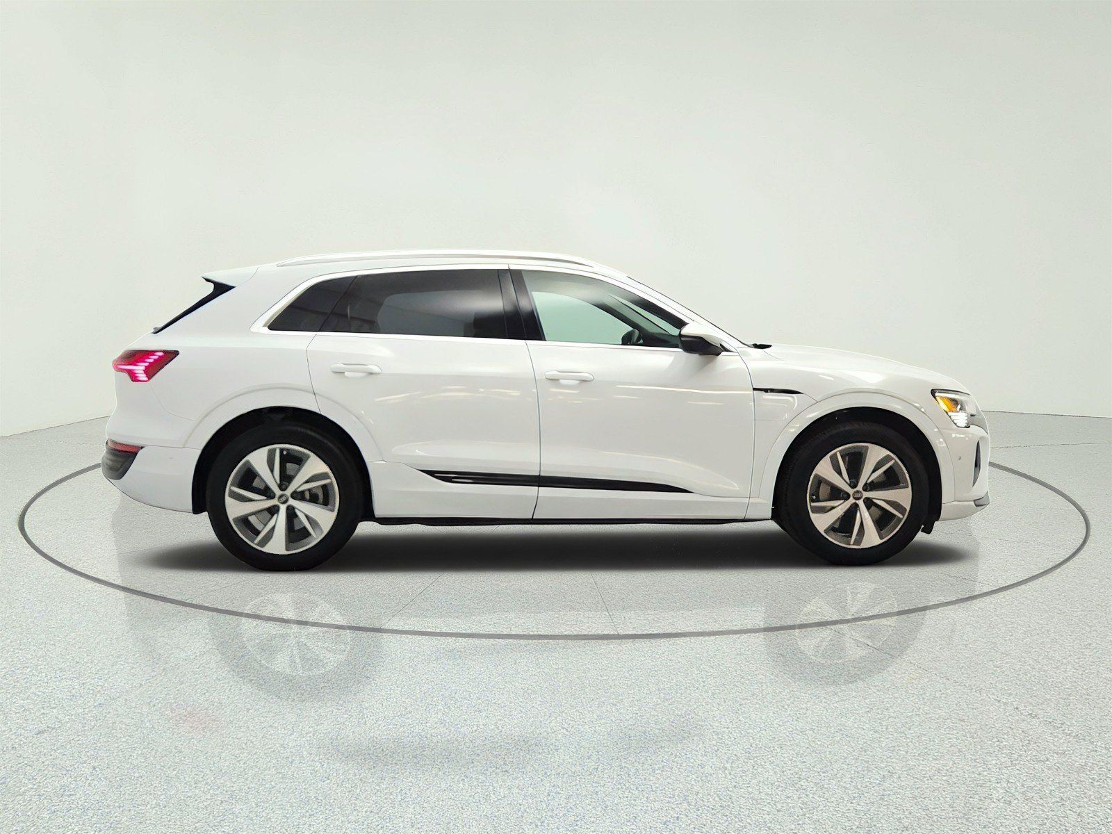 Used 2024 Audi Q8 e-tron Premium Plus w/ Premium Plus Package AWD/4WD image 4