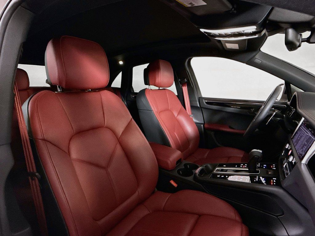 Certified 2026 Porsche Macan AWD/4WD image 18
