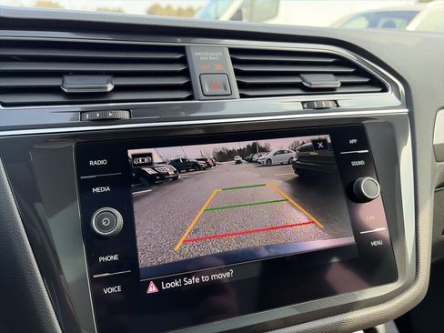 Certified 2022 Volkswagen Tiguan SE image 32