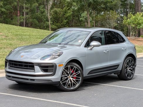 Certified 2022 Porsche Macan S AWD/4WD image 1