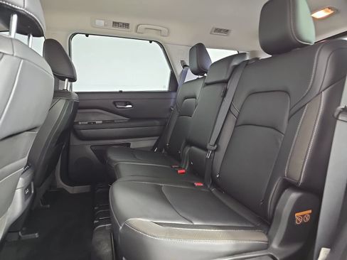 Used 2024 Nissan Pathfinder SL w/ Black Appearance Package FWD image 14