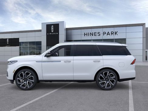 New 2026 Lincoln Navigator Reserve AWD/4WD image 3