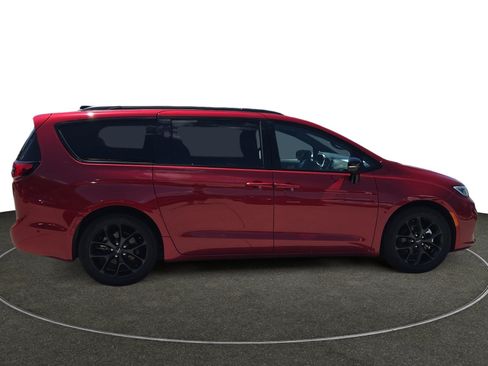 Used 2025 Chrysler Pacifica Limited FWD image 7