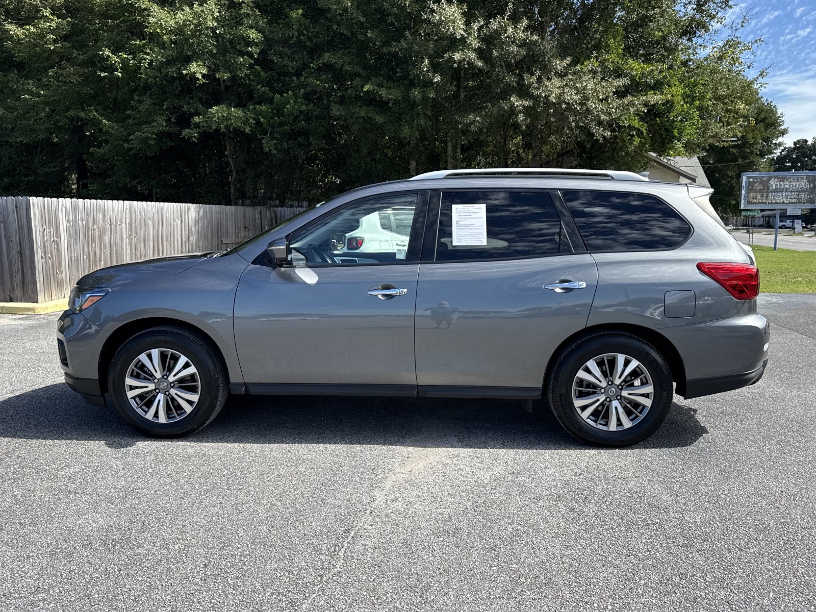 Used 2019 Nissan Pathfinder SL FWD image 2