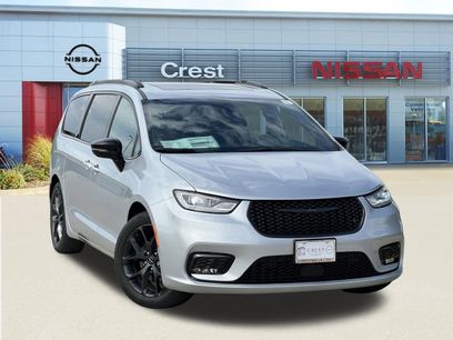Used 2023 Chrysler Pacifica Limited w/ Uconnect Theater Family Group
