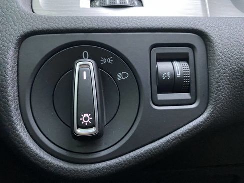 Used 2017 Volkswagen Golf S image 32