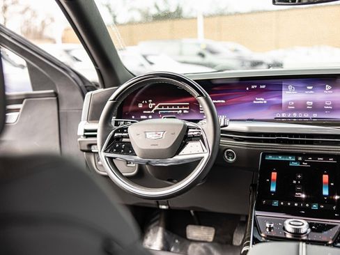 Used 2025 Cadillac Escalade Luxury image 38