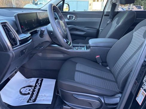 Used 2025 Kia Sorento LX image 11