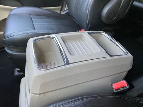 Used 2016 Chrysler Town & Country Touring image 58