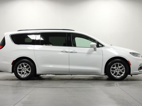 Used 2022 Chrysler Pacifica Touring-L FWD image 3