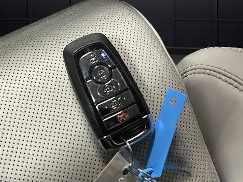 Used 2025 Lincoln Navigator Reserve image 21