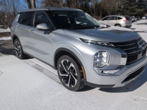 Used 2024 Mitsubishi Outlander SE image 3