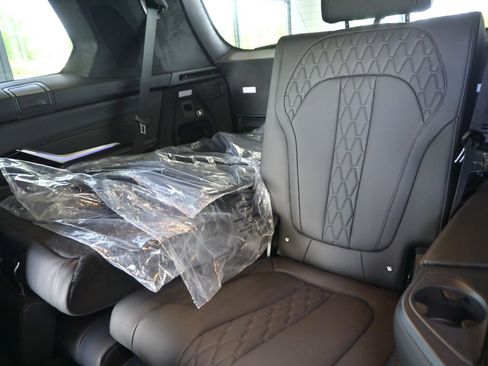 New 2025 BMW X7 M60i w/ Executive Package image 15