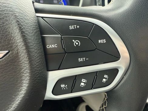 Used 2022 Chrysler Pacifica Touring-L image 16