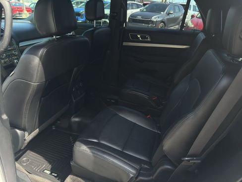 Used 2017 Ford Explorer XLT w/ Equipment Group 202A AWD/4WD image 18
