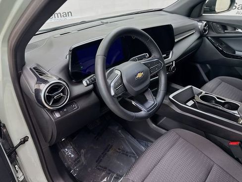 Used 2025 Chevrolet Equinox LT w/ Safety and Technology Package image 10