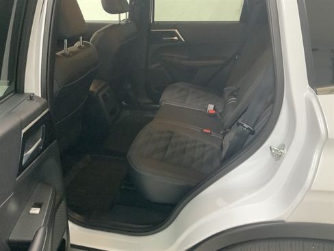 Used 2025 Mitsubishi Outlander 4WD Plug-In Hybrid image 16