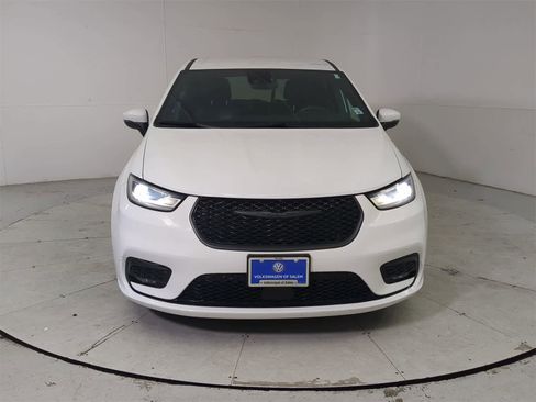 Used 2023 Chrysler Pacifica Touring-L w/ S Appearance Package image 9