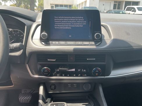 Used 2025 Nissan Rogue SV FWD image 21