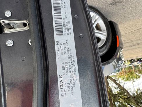Used 2018 Dodge Charger SXT RWD image 19