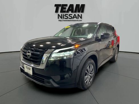 Used 2024 Nissan Pathfinder S image 3