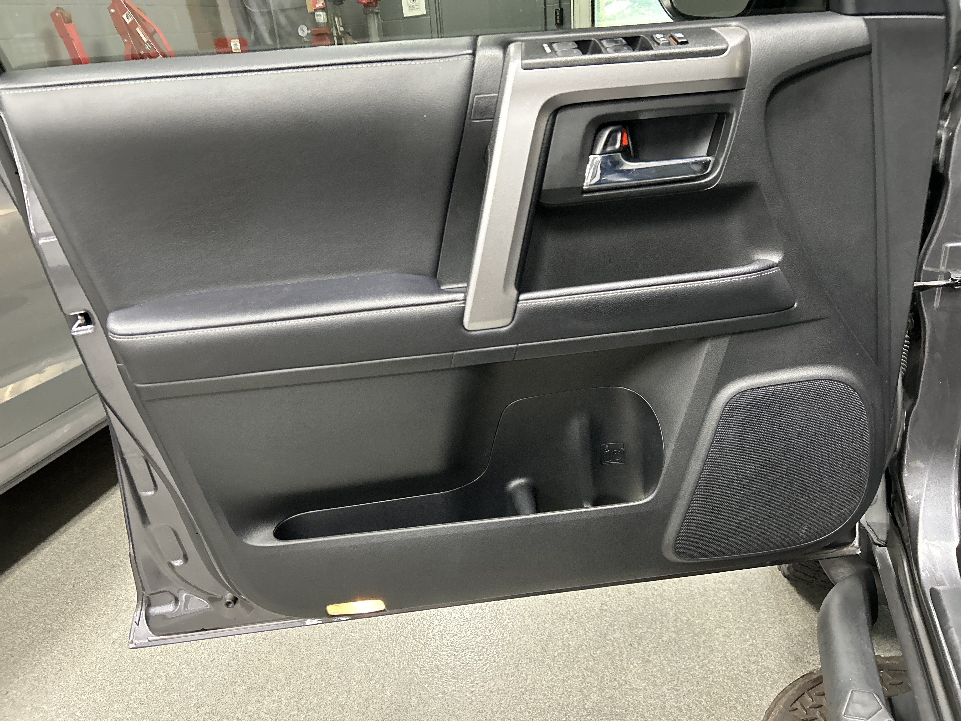 Used 2022 Toyota 4Runner SR5 Premium w/ Moonroof Package AWD/4WD image 8