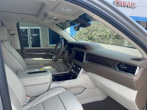 Used 2023 GMC Yukon Denali w/ Advanced Technology Package AWD/4WD image 14