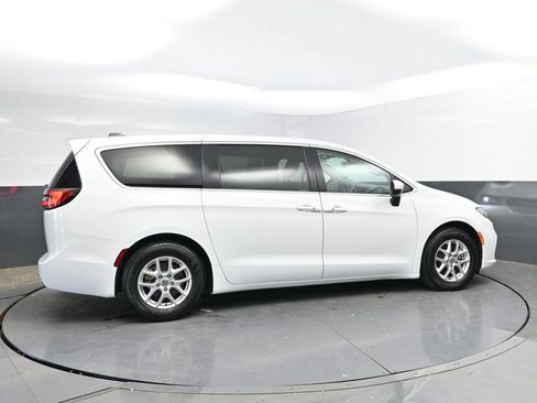 Used 2023 Chrysler Pacifica Touring-L FWD image 10