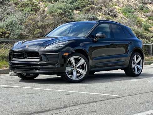 New 2025 Porsche Macan image 1