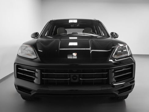 Certified 2025 Porsche Cayenne AWD/4WD image 8