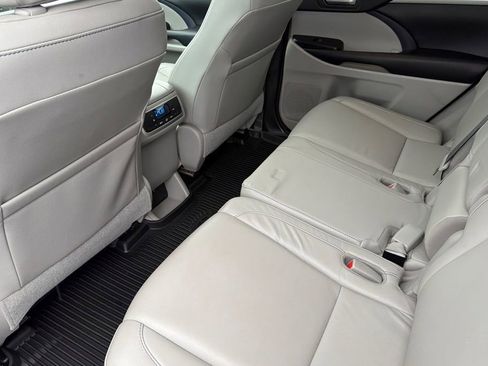 Used 2018 Toyota Highlander XLE image 11