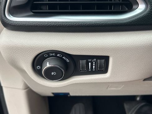Used 2024 Chrysler Pacifica Limited FWD image 26
