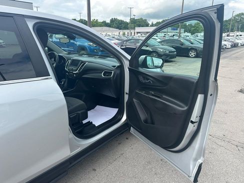 Used 2022 Chevrolet Equinox LT w/ Driver Convenience Package image 9