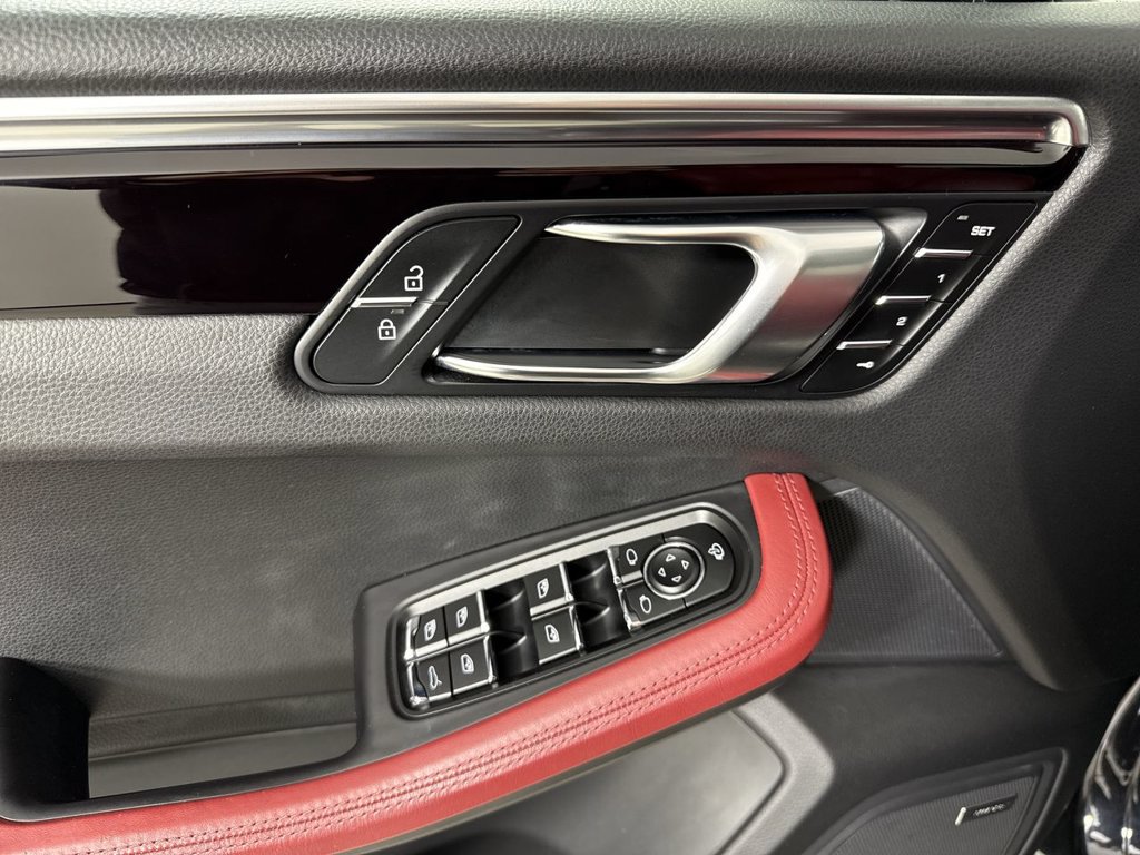 Certified 2023 Porsche Macan AWD/4WD image 33