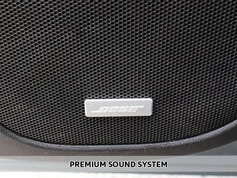 Used 2023 GMC Acadia SLT image 3