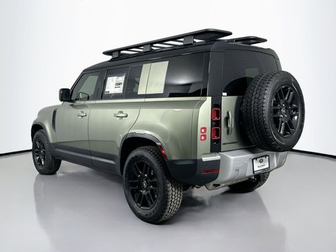 Used 2025 Land Rover Defender 110 S image 4