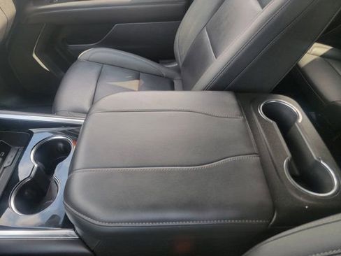 Used 2025 Chevrolet Suburban Z71 AWD/4WD image 28