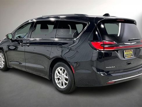Used 2022 Chrysler Pacifica Touring-L image 4