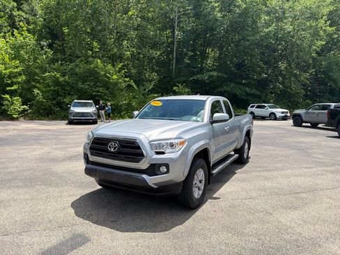 Used 2017 Toyota Tacoma SR5 w/ SR5 Appearance Package (SM) AWD/4WD image 7