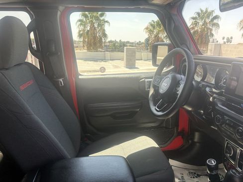 Used 2025 Jeep Wrangler Unlimited Rubicon w/ Convenience Group AWD/4WD image 30