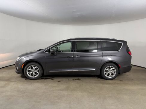 Used 2018 Chrysler Pacifica Touring-L Plus w/ Tire & Wheel Group FWD image 12